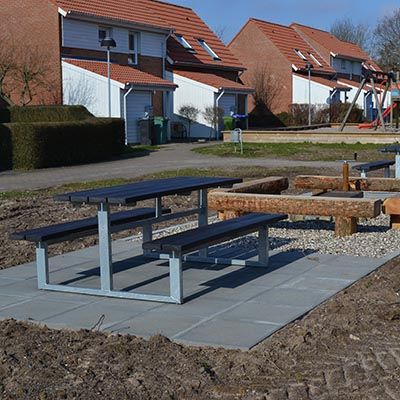 Boligforening i Nyborg - bålplads med bålbænk, bålstativ og bordbænkesæt 