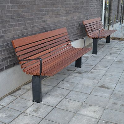 Lejlighedskompleks i Aalborg - udendørs bænk og skraldespand