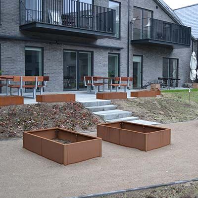 Boligbyggeri i Aahus - bænke, cykelstativer, plantekasser og skraldespande