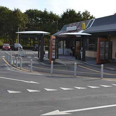 Indkøbscenter i Kolding - stålpullert med refleks til nedstøbning