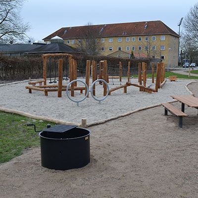Park i Odense - bålsted med svingbar grillrist 