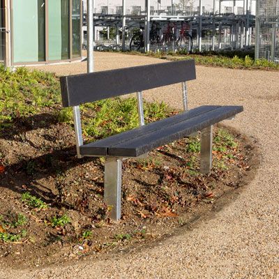 Bænk med ryglæn til nedstøbning med plastplanker