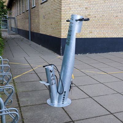 Cykelservicestation (cykelpumpe station) med luftpumpe og værktøj