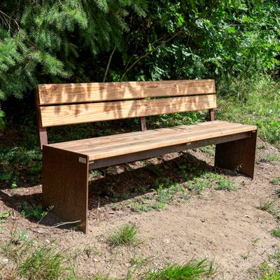 Bænk i cortenstål med planker i træ