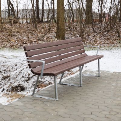 Bænk (Århus bænk) med armlæn og vedligeholdelsesfri plastplanker