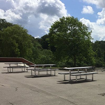 Gymnasium i København - vedligeholdelsesfrit bordbænkesæt 