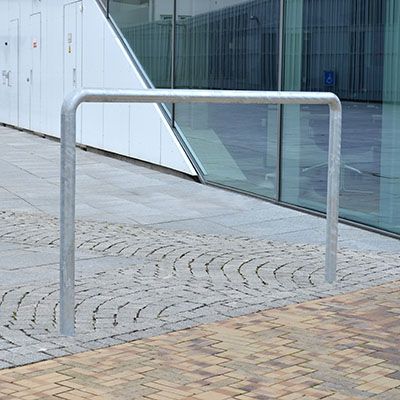 Påkørselsværn (stålværn) i galvaniseret stål til nedstøbning eller påboltning