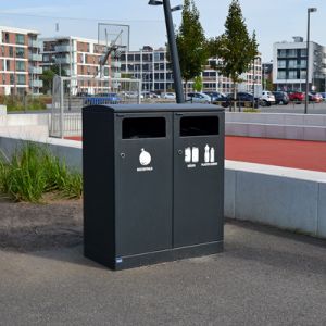 Udendørs affaldssortering (kildesortering) med 2 affaldsbeholdere