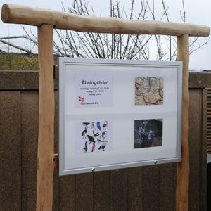 Udendørs informationstavle med alukasse og ramme i træ