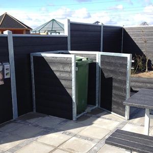 Skraldespandsskjuler (renovationsskjuler) med låge til skraldespand