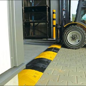 Fartdæmpende vejbump (fartbump) i gul / sort